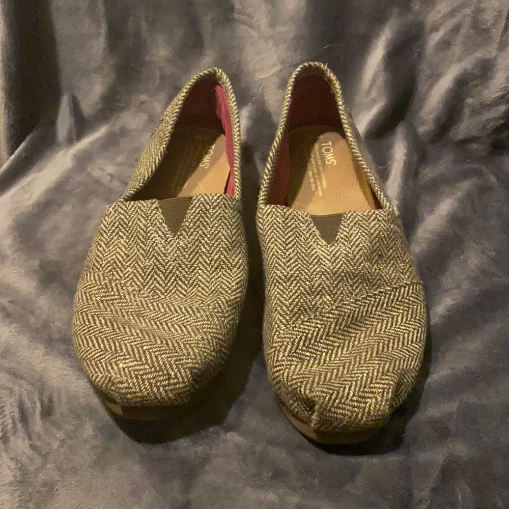 Women’s Toms shoes size 10🦩🌻